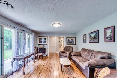 LIVINR ROOM - ENTRY