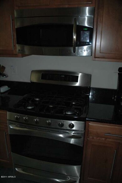 Gas Range/Oven. Stainless Microwave.