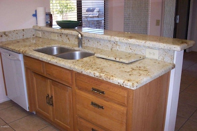 KITCHEN WITH BREAKFAST BAR