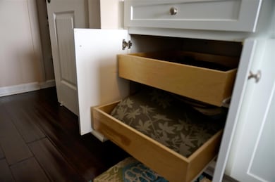 Pullout drawers in kitchen cabinets