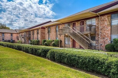 327 W Hufsmith Rd unit 602, Tomball, TX 77375 - photo 5
