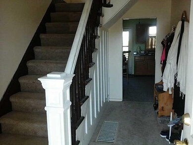 Entry/Foyer.