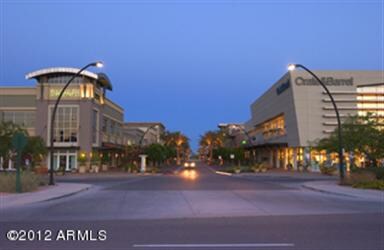 Live in the Heart of Kierland Commons!!