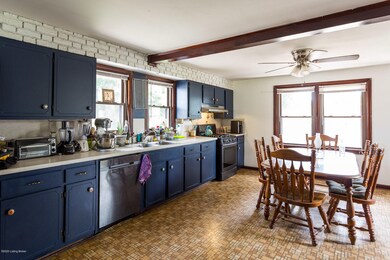 Spacious kitchen, stainless appliances