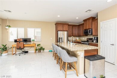 KITCHEN BREAKFAST BAR!