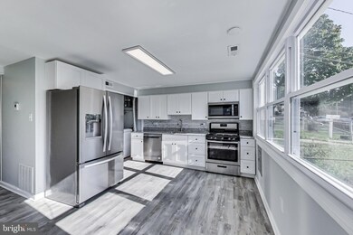 414 Burbank Ct, Halethorpe, MD 21227 - photo 7