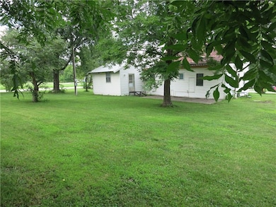 View of grassy yard