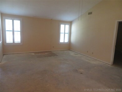 Large living room, come pick your flooring