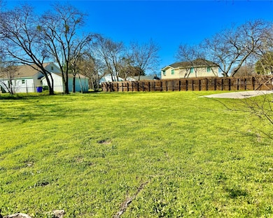 304 Hallvale Dr, White Settlement, TX 76108 - photo 2