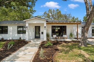 704 N Edison St, Fredericksburg, TX 78624 - photo 2