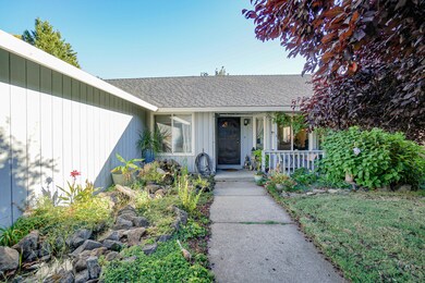 922 Hopkins Rd, Central Point, OR 97502 - photo 2