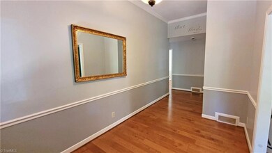 Large entry with 9' ceiling