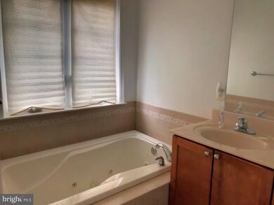 9156 Marlove Oaks Ln, Owings Mills, MD 21117 - photo 4