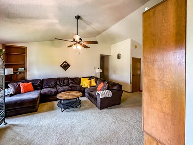 3867 Bonaventure Dr, Columbus, IN 47203 - photo 6