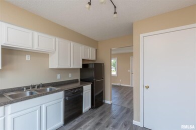 4046 Lamphere Ct, Davenport, IA 52806 - photo 3