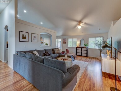 237 Robin Ct, Creswell, OR 97426 - photo 4