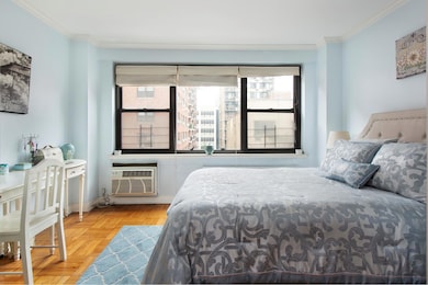 The York Gate unit 6H, New York, NY 10065 - photo 3