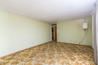 4) LIVING ROOM