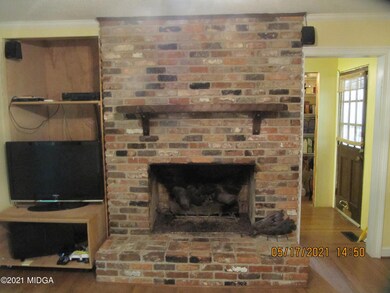 3013 Claridge Den (2)