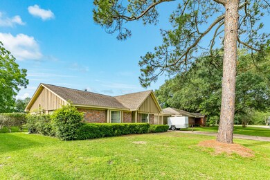 306 Cambridge St, Alvin, TX 77511 - photo 2