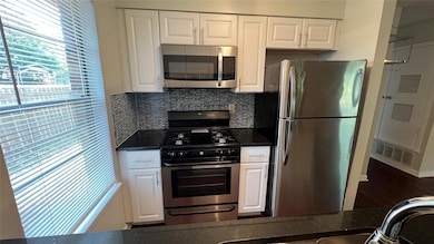 Kitchen with appliances with stainless steel fini