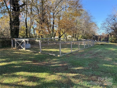 Fenced in area for the pets!