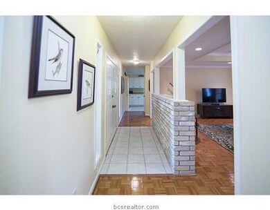 Entry/Foyer.