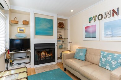 03_21AFranklin_Unit3_10001_LivingRoom_Cu