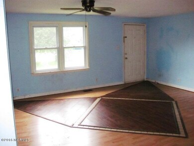 2912 Newport Living Room