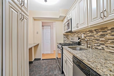 Lindenwood Village Section C unit 1H, Howard Beach, NY 11414 - photo 6