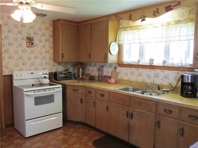 NICELY SIZED KITCHEN WITH GREAT STORAGE