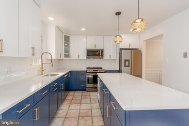 8010 Merry Oaks Ln, Vienna, VA 22182 - photo 3