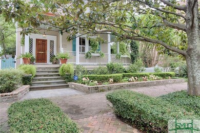 FRONT ENTRANCE - Front entrance from historic Hunt