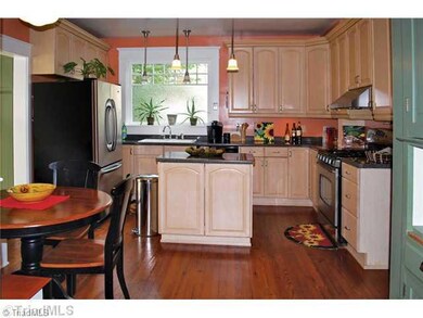 122 N Hawthorne Rd, Winston Salem, NC 27104 - photo 4