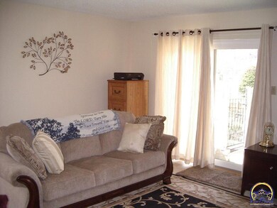 93 SW Pepper Tree Ln, Topeka, KS 66611 - photo 4