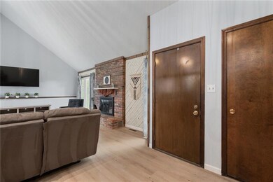 8652 Greenway Ln, Lenexa, KS 66215 - photo 5