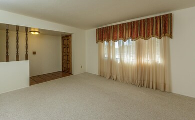02 Living Dining Rooms  5476