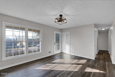 8908 Lantana Dr, Louisville, KY 40229 - photo 7