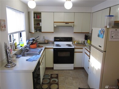 10427 Holly Dr, Everett, WA 98204 - photo 2