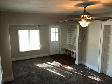 3417 SW 13th Street Des Moines Iowa  Livingroom  s