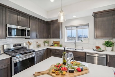 2684 Mapleton Av 04 Kitchen