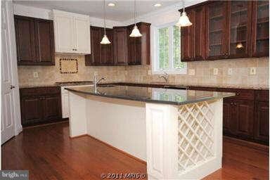 9041 John Sutherland Ln, Lorton, VA 22079 - photo 3