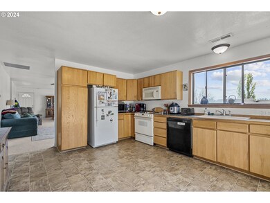 842 NE Center St, Sheridan, OR 97378 - photo 4