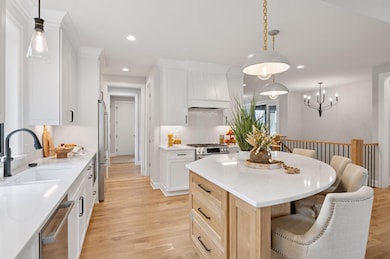 592 Harbor Ct, Shoreview, MN 55126 - photo 2