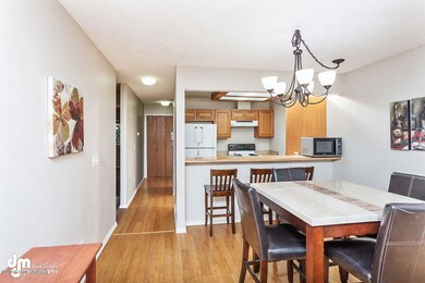 Dining Area & Breakfast Bar