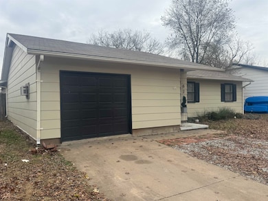 621 N Douglas St, Wellington, KS 67152 - photo 2