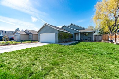 2944 SW Peridot Ave, Redmond, OR 97756 - photo 2