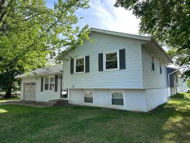 5442 N Howell St, Davenport, IA 52806 - photo 2