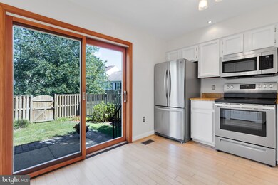 6357 Chimney Wood Ct, Alexandria, VA 22306 - photo 5