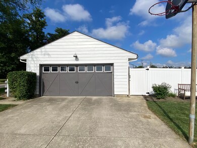 Oversized 2 car garage